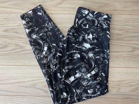 Bally Pants - NWOT Bally SZ: MED Capri Activewear Leggings